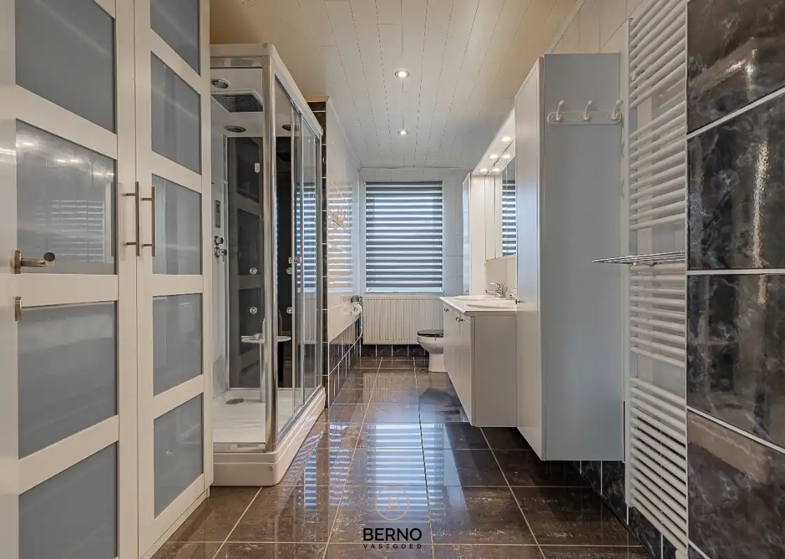 Ruime halfopen bebouwing met bijgebouw foto 9