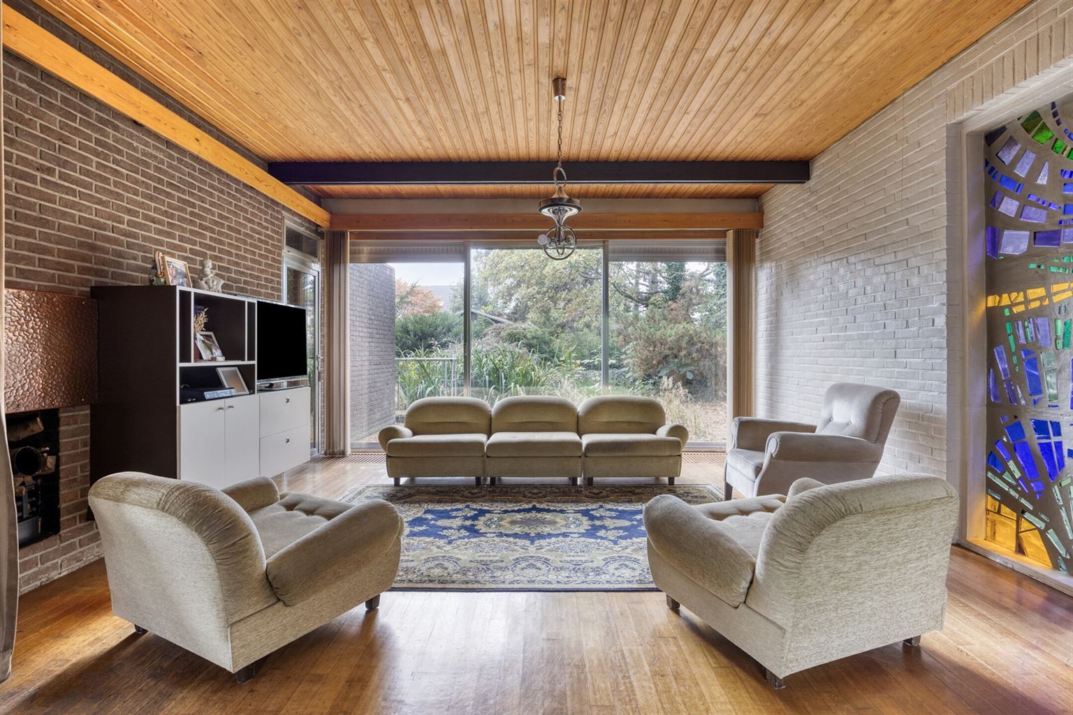 Vrijstaande woning in 70s stijl op een uniek perceel van 15a93ca met 5 slaapkamers, inpandige garage en riante tuin, gelegen op een rustige toplocatie nabij het centrum van Maaseik. foto 6