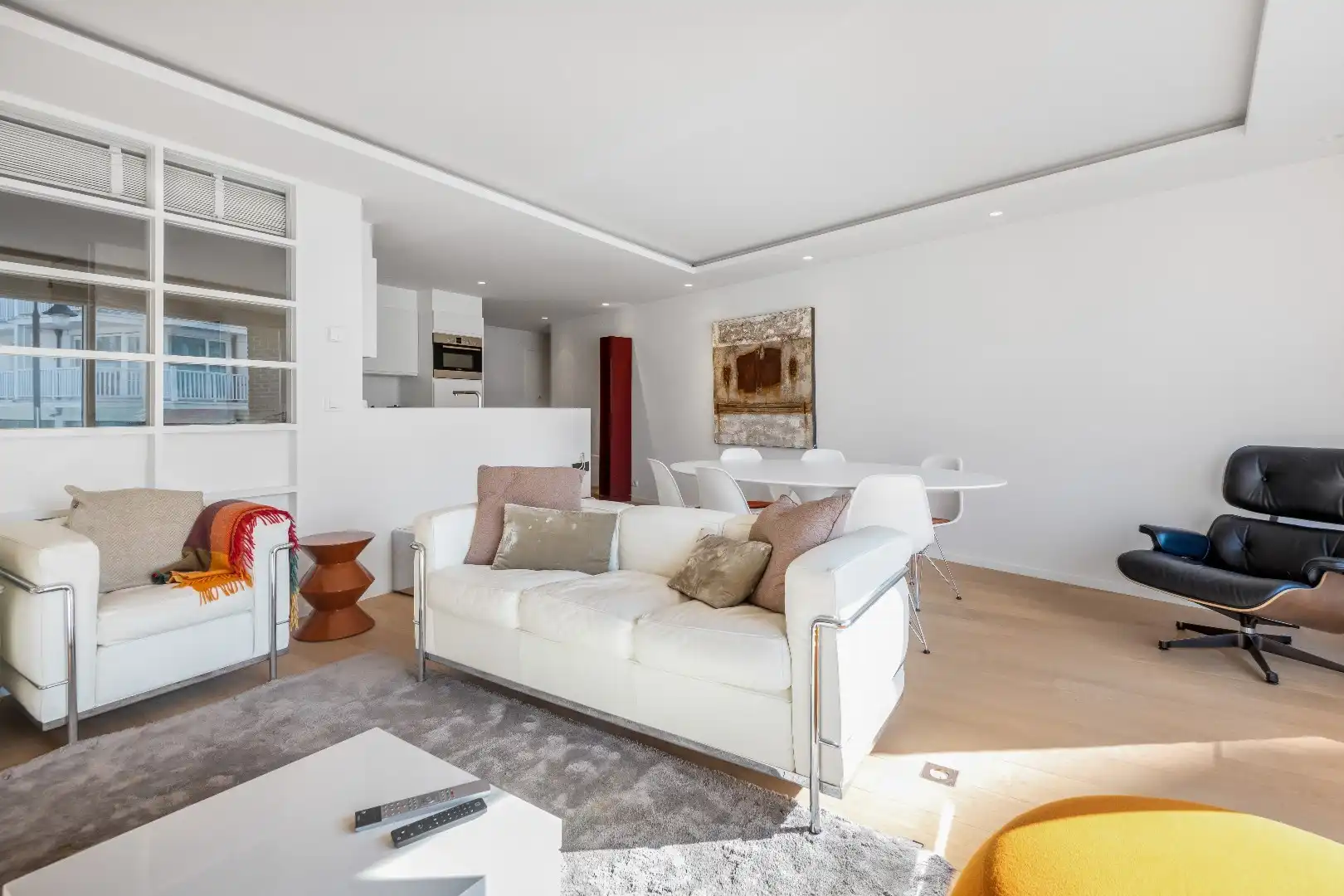 Zeer mooi vernieuwd gemeubeld 3-slaapkamer appartement met open zicht centraal gelegen op de Kustlaan in het Zoute. foto 3