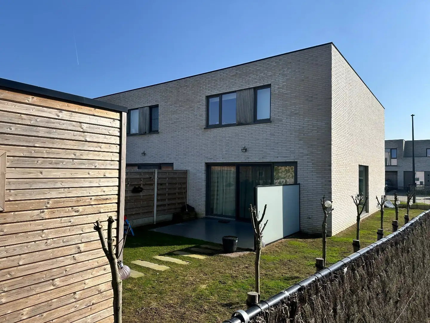 Centraal gelegen nieuwbouwwoning met drie slaapkamers foto 2