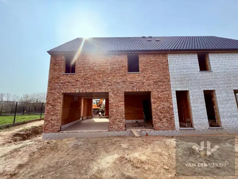 Moderne halfopen nieuwbouwwoning met 4 slaapkamers en 2 badkamers met carport foto 6