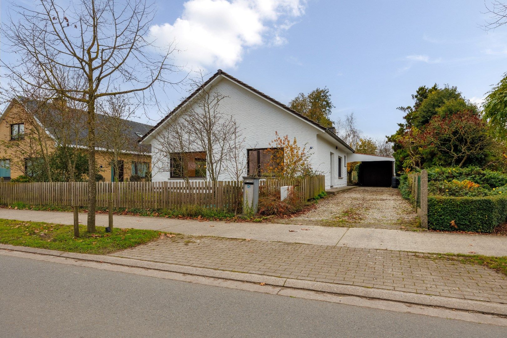 Ruime gerenoveerde woning met 5 slpk en 2 badk foto {{pictureIndex}}