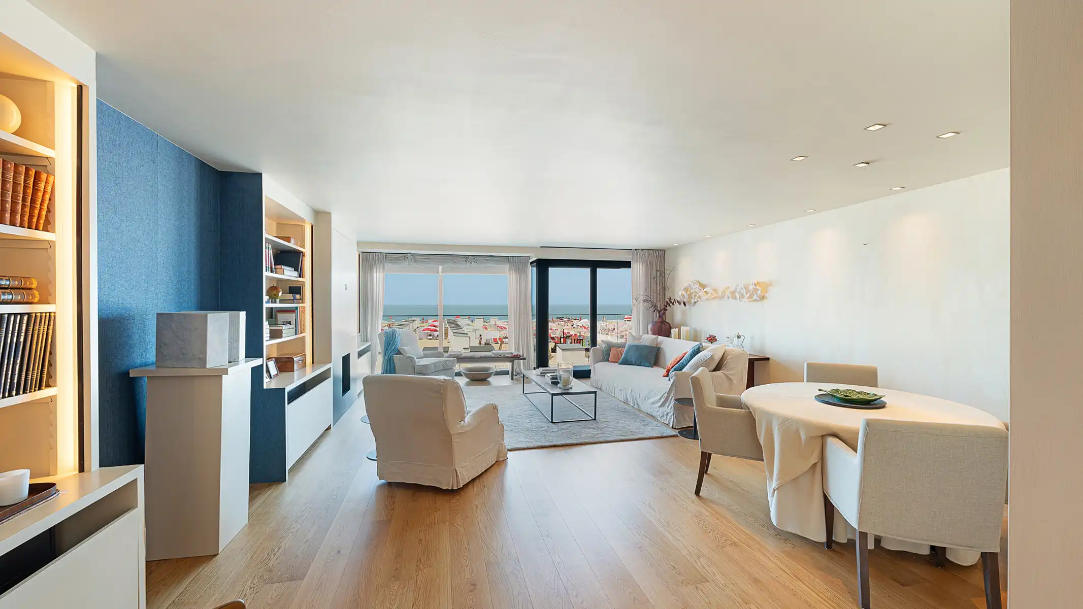 EXCLUSIEF: Ruim appartement met frontaal zeezicht foto 4