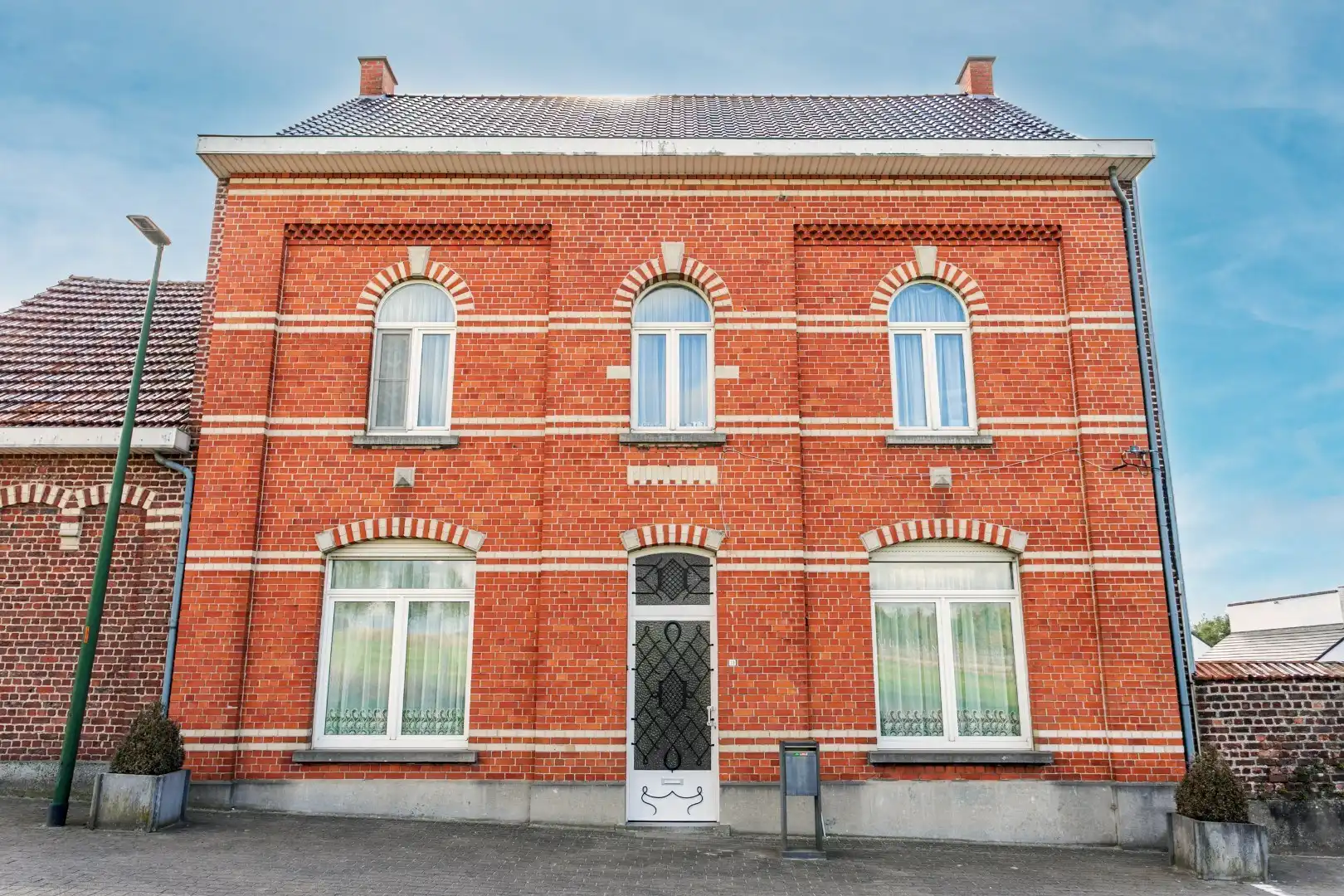 Karaktervol, te renoveren herenhuis met enorm potentieel te Gooik foto 2