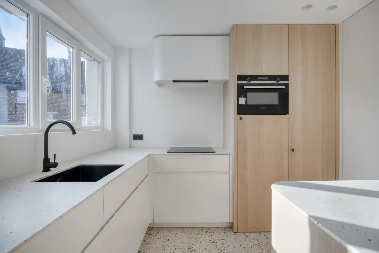 Gerenoveerd appartement met 2 slaapkamers en een terras nabij het Citadelpark en het Sint-Pietersstation. foto {{pictureIndex}}