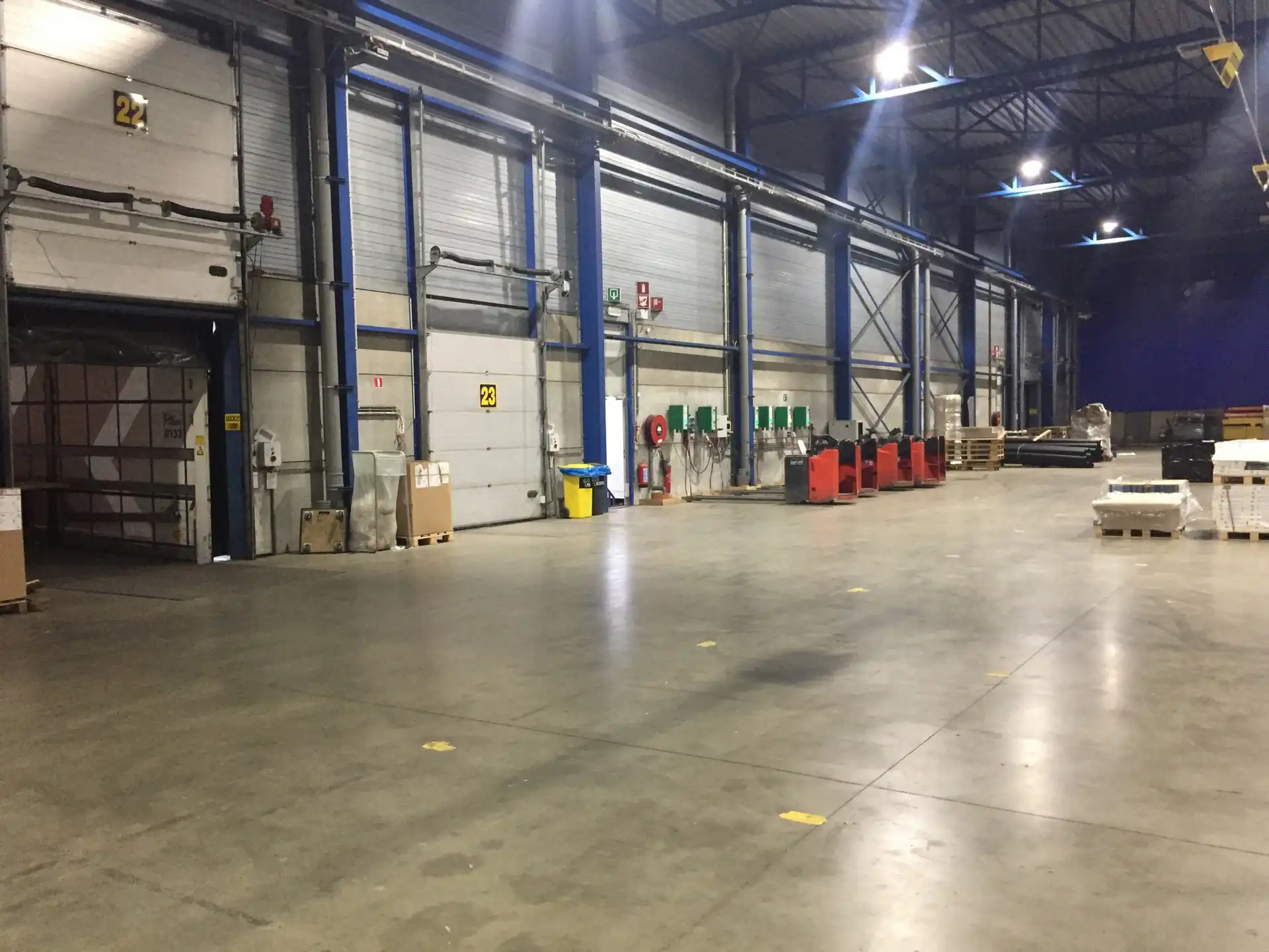 Te Huur Genk: Magazijn met kades en poort foto 2