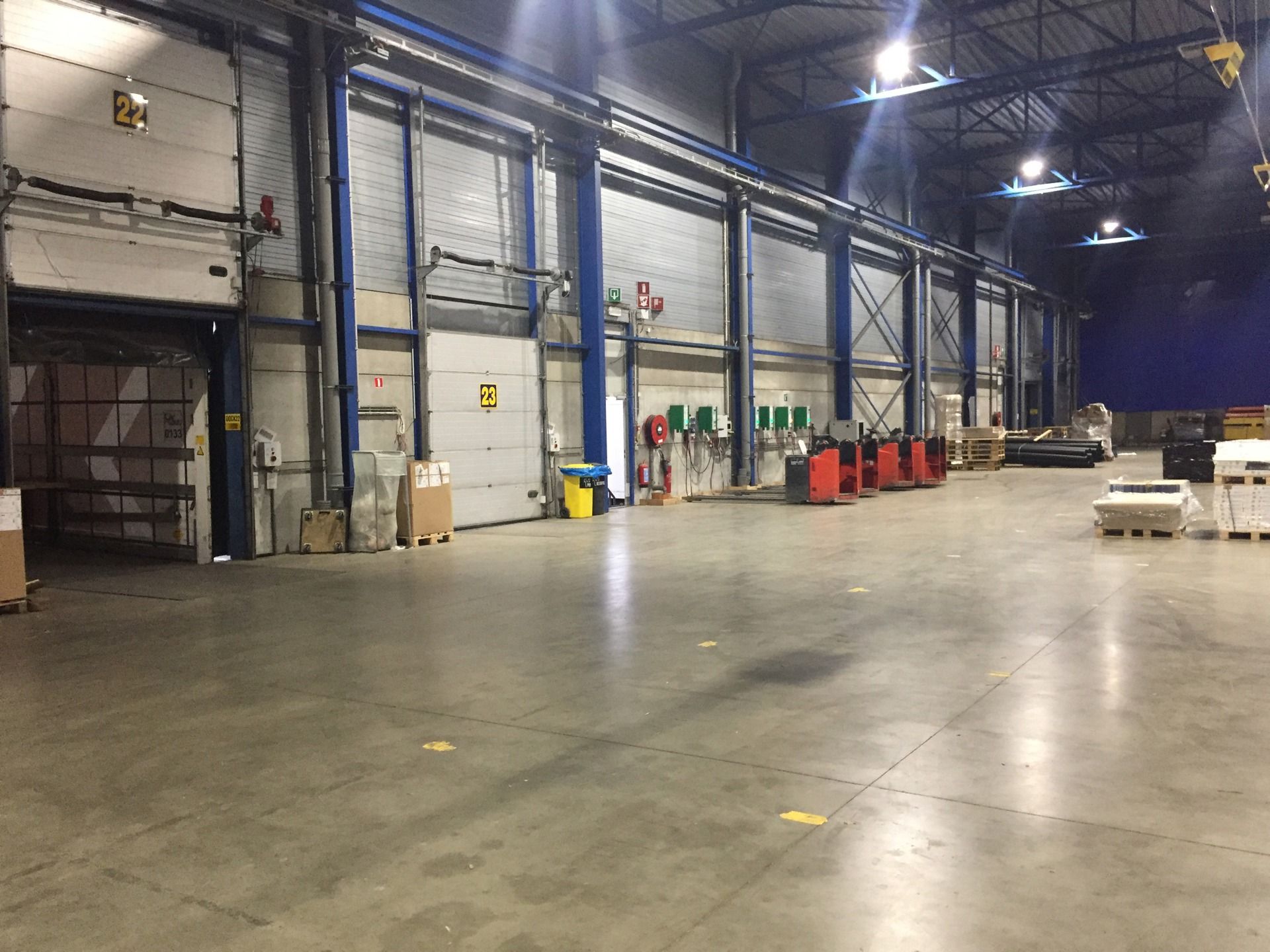 Te Huur Genk: Magazijn met kades en poort foto 2