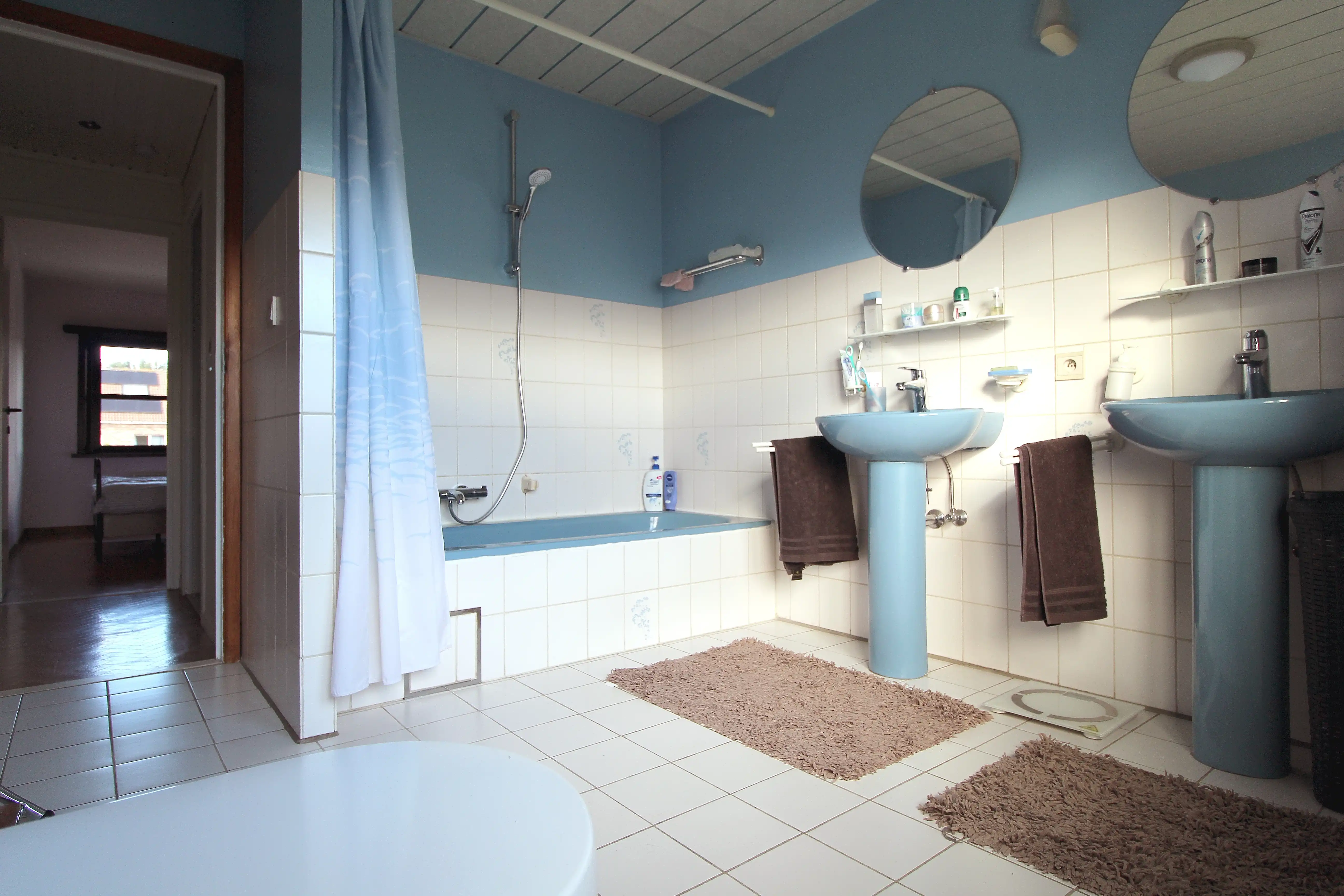 Instapklare, gesloten, bebouwing in residentiële woonwijk foto 13