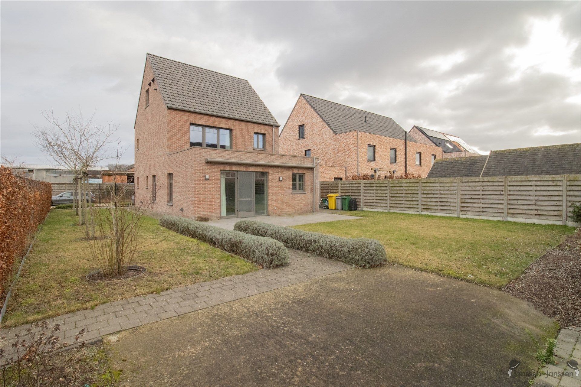 Rustig gelegen recente woning met min. 4 slaapkamers op 470 m².  foto 2