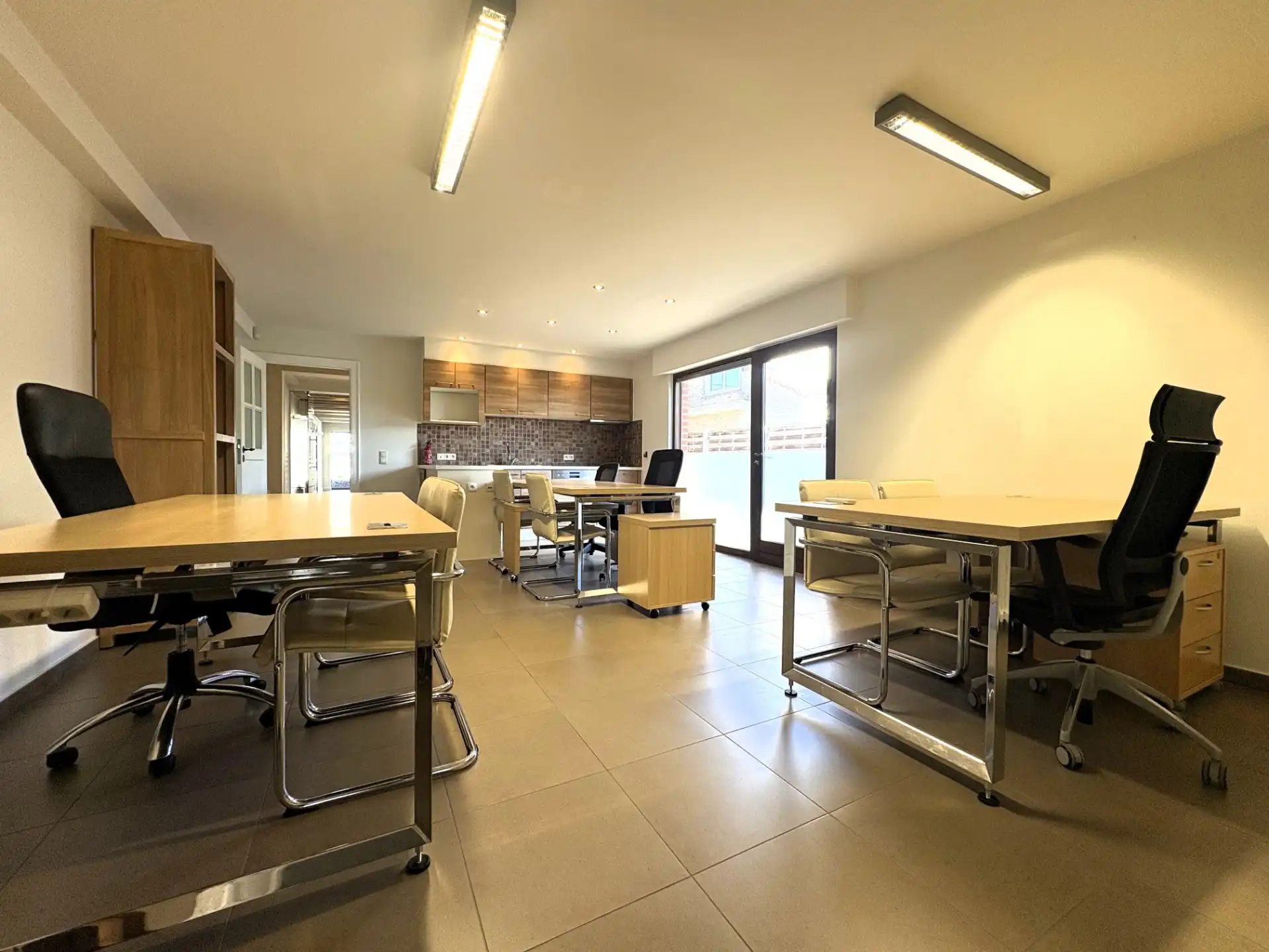 Ruime en veelzijdige handelsruimte met sterke zichtbaarheid in regio Waregem foto 11