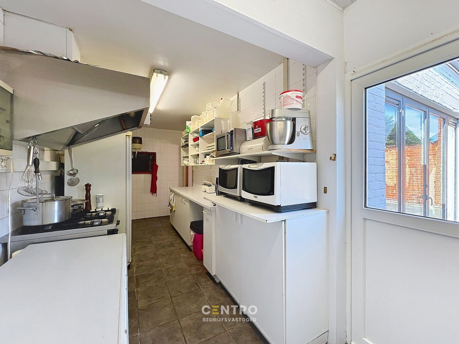 Handelshuis te TORHOUT te koop op verbindingsweg met veel passage. Heden nog ingericht als frituur ! foto 23