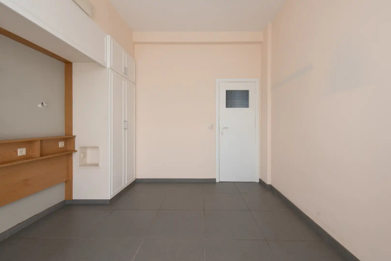 Instapklaar appartement op het gelijkvloers met prachtig zicht op zee. Gelegen aan de Zeedijk, op een toplocatie aan het strand. foto 9