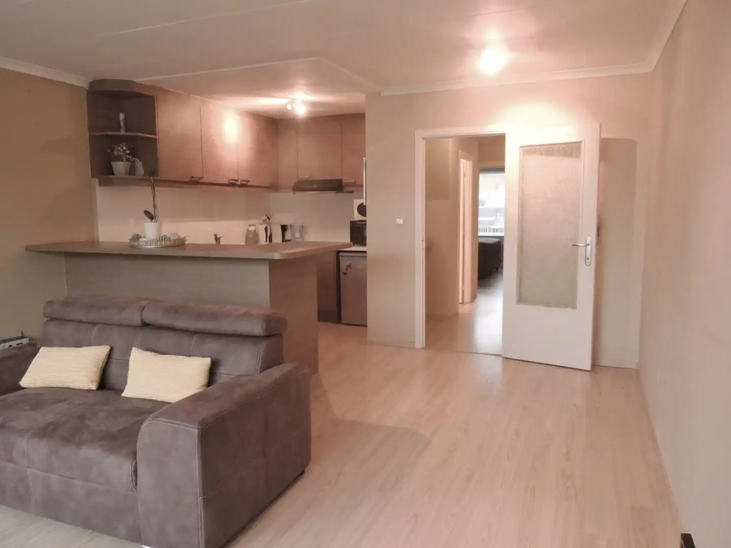 Ongemeubeld lichtrijk appartement met twee slaapkamers foto 4