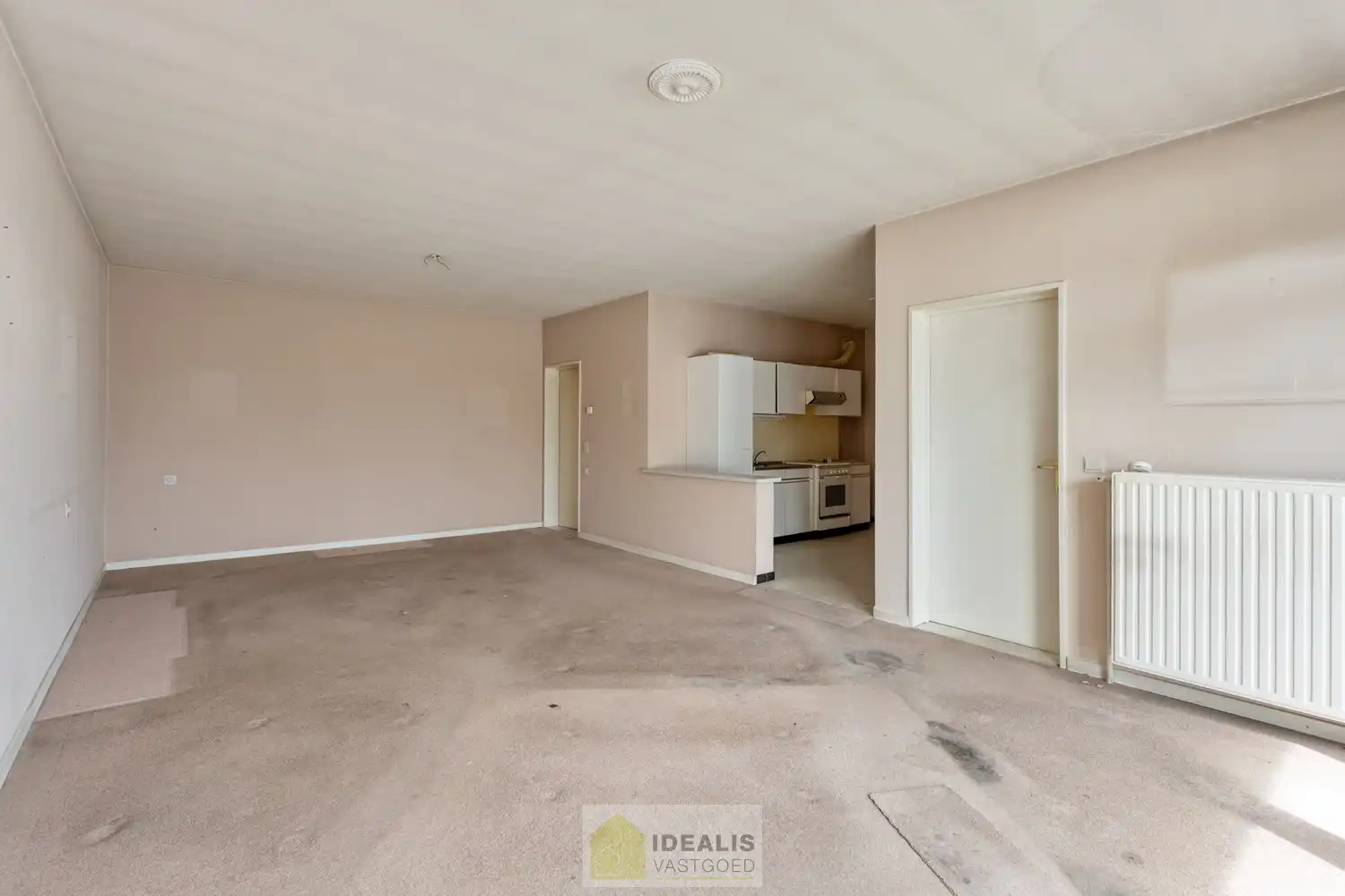 IDEALIS VASTGOED -  INVESTERINGSEIGENDOM BESTAANDE UIT 2 GELIJKVLOERSE HANDELSPANDEN EN 5 BOVENLIGGENDE APPARTEMENTEN IN HET CENTRUM VAN PELT! – te renoveren investeringseigendom op een toplocatie in Pelt (Neerpelt). Gelijkvloers 2 handelspanden, op de 1ste verdieping een 3 slpk.-appartement, 2de verdieping een 3 slpk.-appartement en een 1 slpk.-appartement en op de 3de verdieping een 3 slpk.-appartement en een 1 slpk.-appartement. Geschikt voor zij die zoeken naar een interessante investering in het centrum van Pelt. foto 33