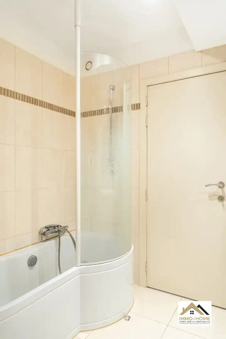 Instapklaar ruim appartement met autostaanplaats foto 14