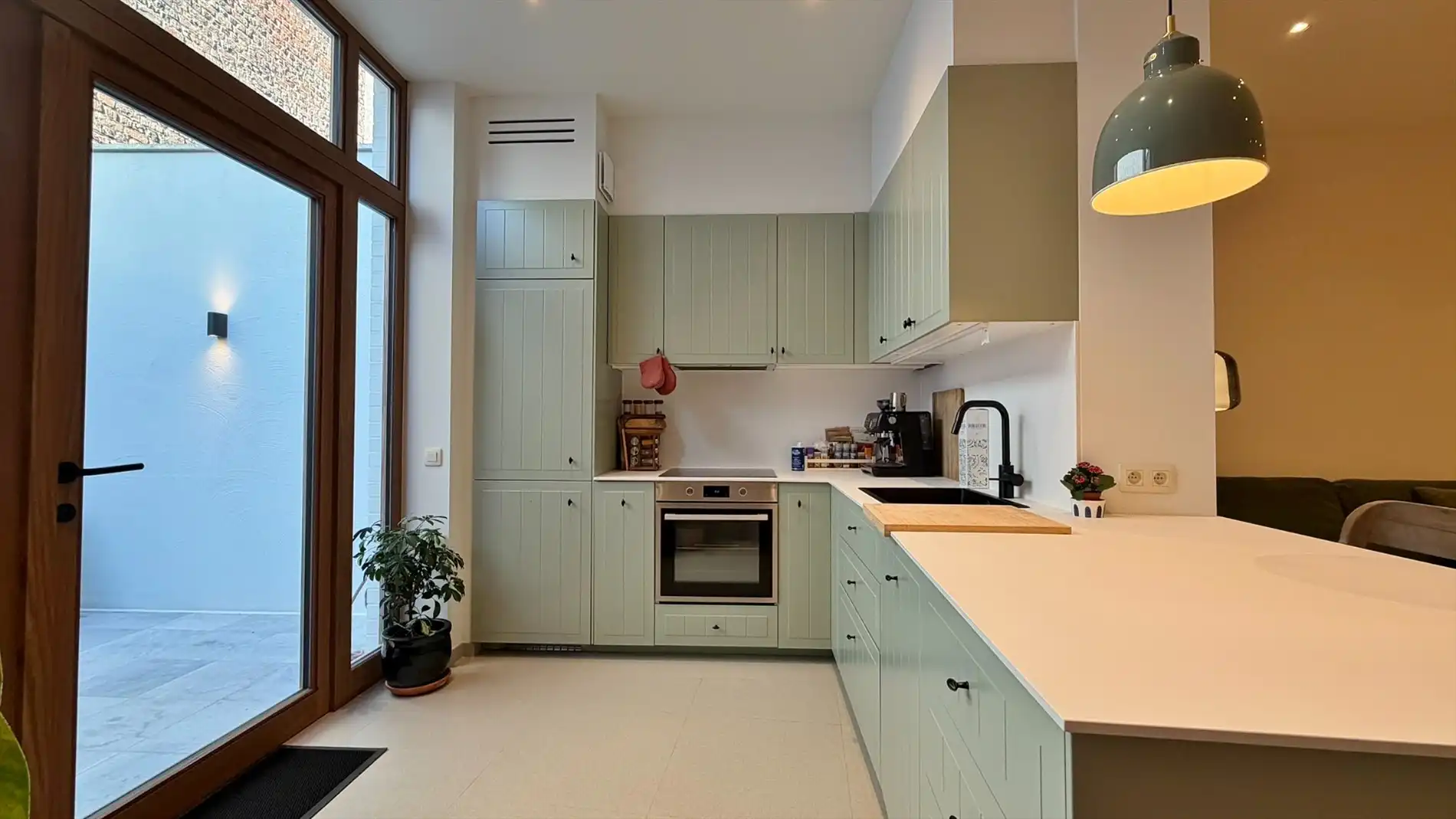 Volledig vernieuwde en energiezuinige stadswoning met 2 terrassen in de stadskern. foto 7