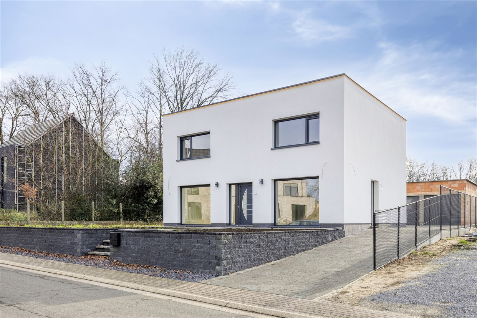 TE KOOP: Volledig gerenoveerde woning te Houthalen! foto {{pictureIndex}}