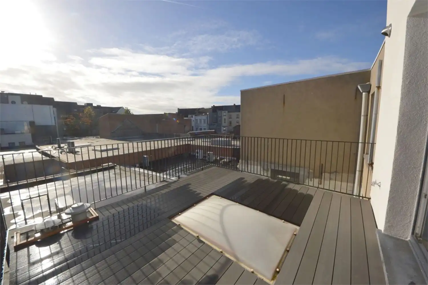 COMPLEET VERNIEUWDE DUPLEX MET ZEER RUIM ZONNIG TERRAS foto {{pictureIndex}}