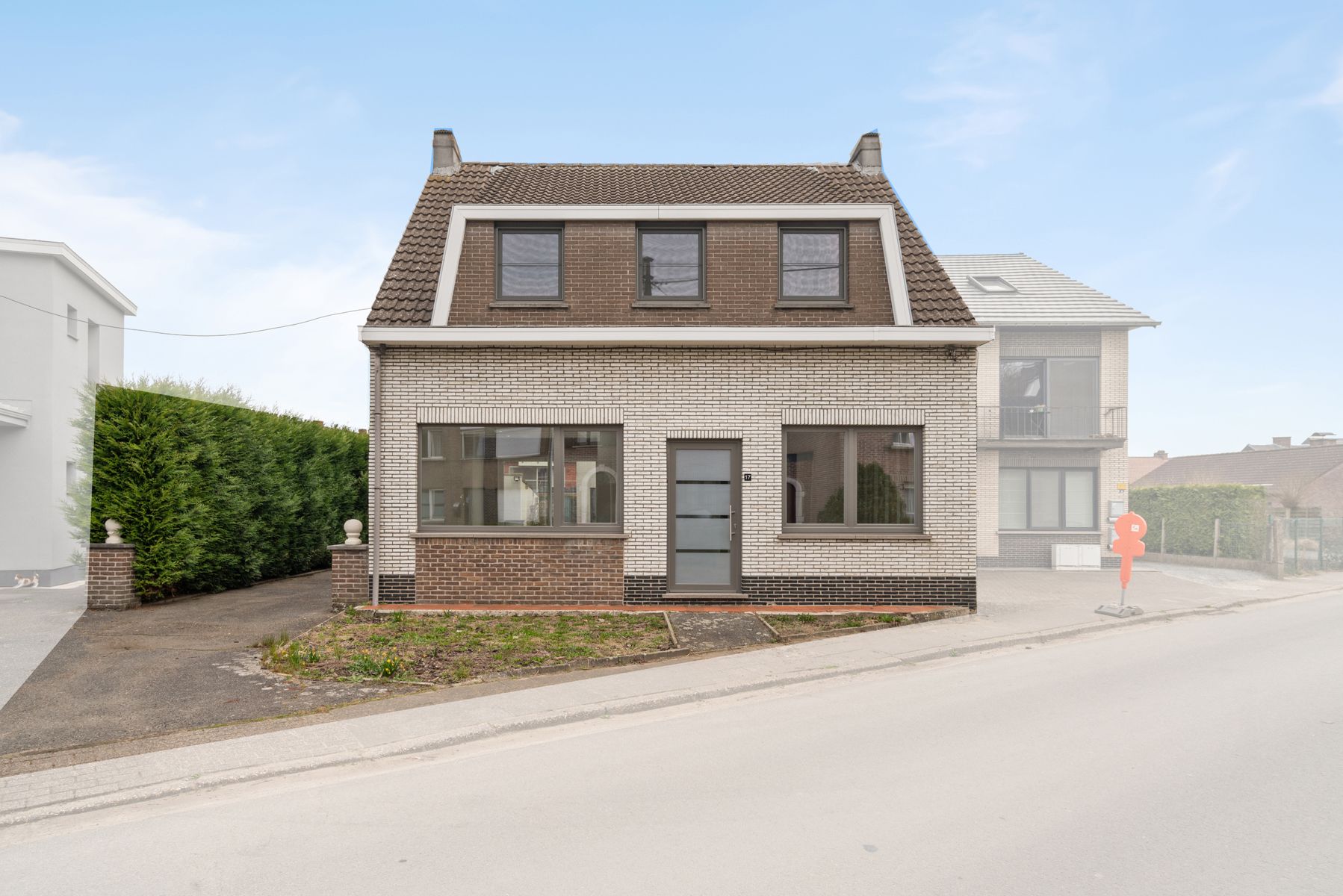 Hoofdfoto van de publicatie: Deels te renoveren woning met 3 slaapkamers en garage