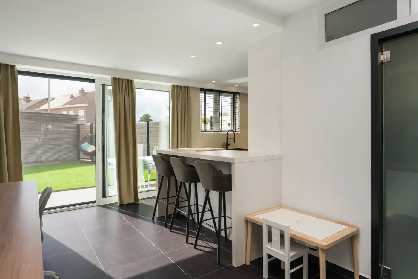 Instapklare HOB met 2 slpk. en aangelegde ruime tuin foto 12