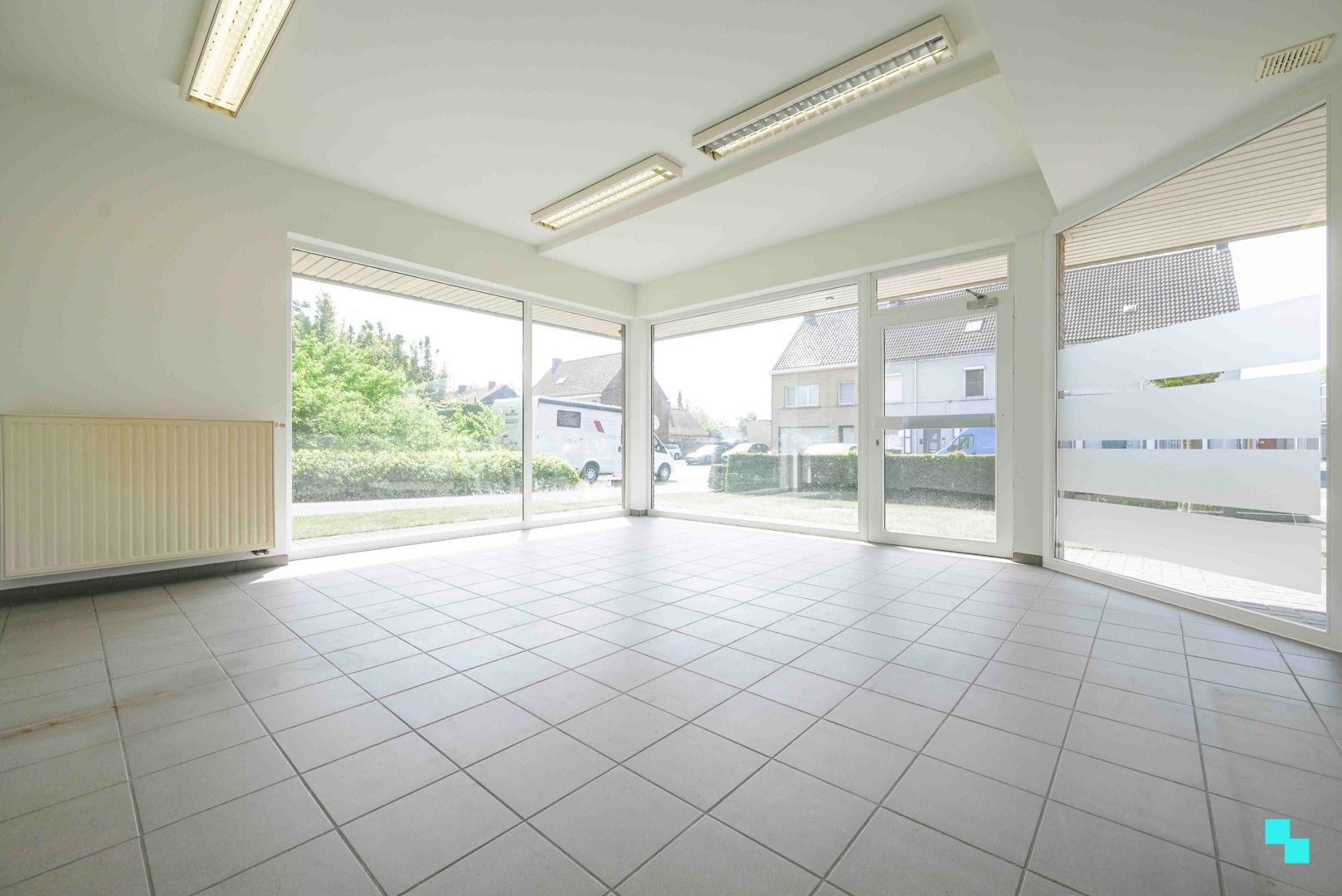 Handelsruimte op toplocatie in Oostrozebeke foto 2