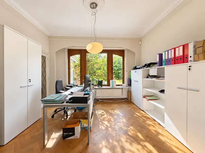 Klassevolle villa met royale ruimtes en mooie tuin in een residentiële buurt foto 8