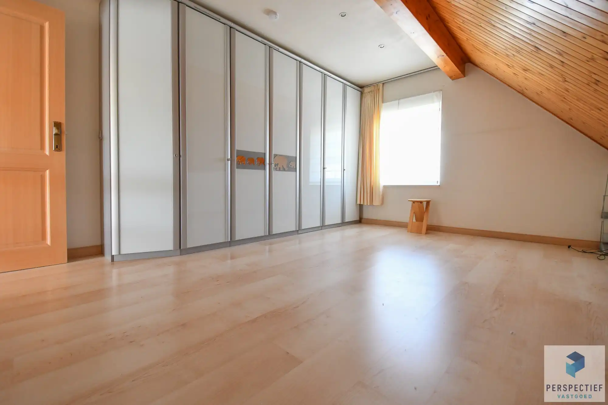 Unieke villa met dubbele garage en opslagplaats/ loods in rustige omgeving foto 14