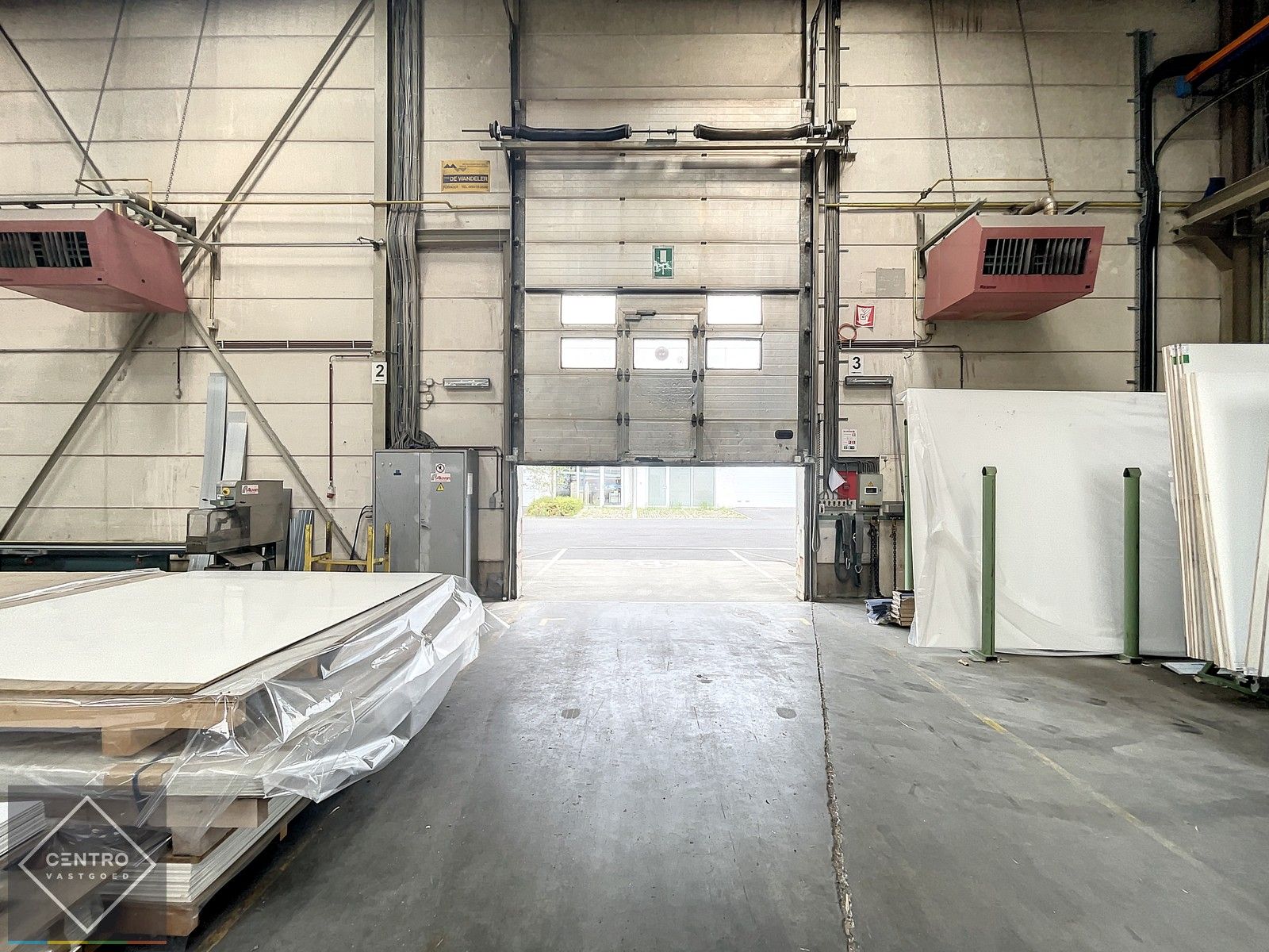 Instapklaar BEDRIJFSGEBOUW met 2 sectionaalpoorten, een vrije hoogte van 7m (nok 9m) en verhard koer (buitenstockage - Parkings). Op industriezone "Herdersbrug" te Brugge. foto 6