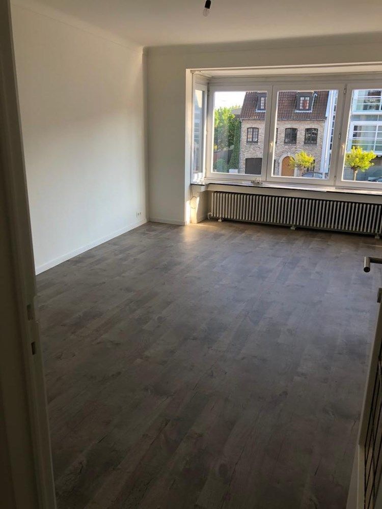 Ongemeubeld- instapklaar 2-kamer appartement met 2 terrassen op wandelafstand van de Lippenslaan. foto 3