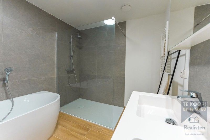 Betaalbare en instapklare nieuwbouwwoning - HOB - links + rechts foto 25