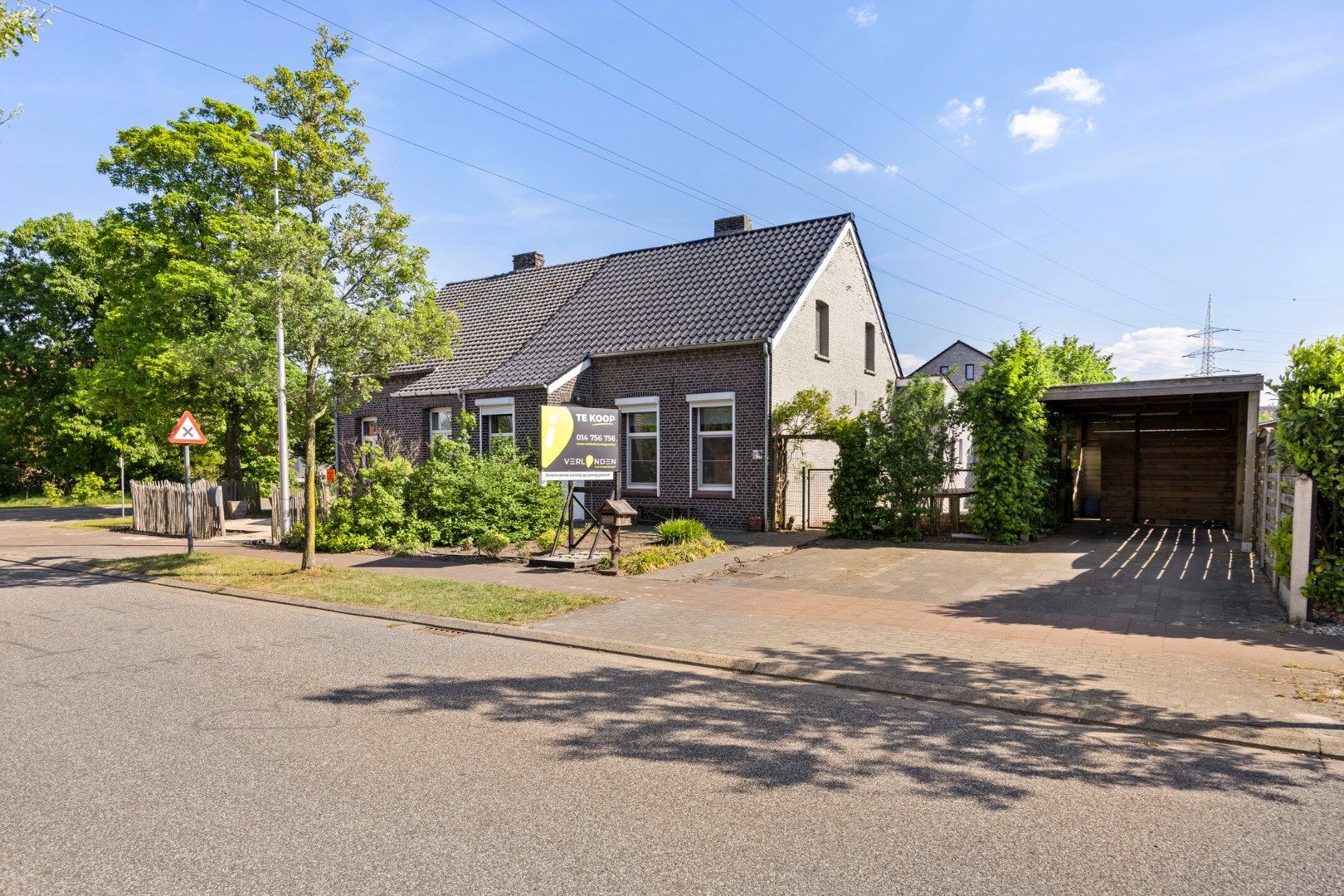 Instapklare woning met 3 SLPKS en zon georiënteerde tuin !  foto {{pictureIndex}}