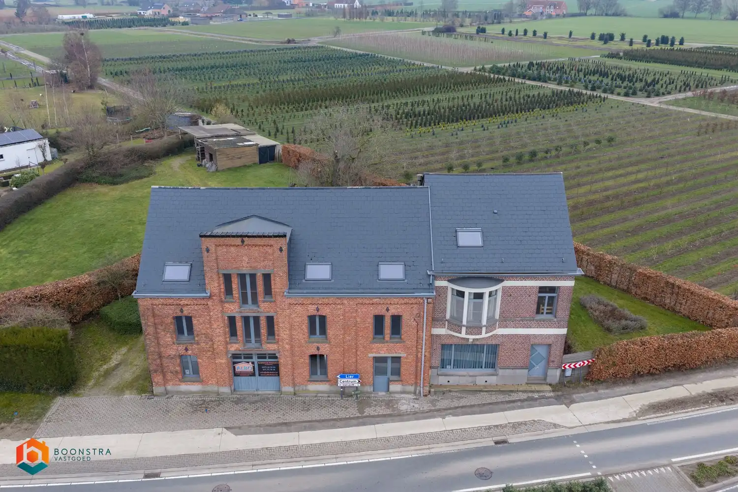 Zonevreemde woning met magazijn te Putte foto {{pictureIndex}}