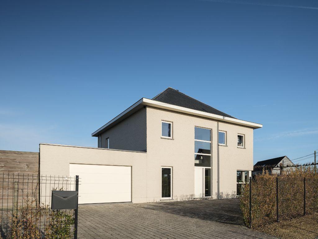 Vrijstaande villa met o.m. 3 slaapkamers, een inpandige garage en een buitenzwembad in het Landelijke Dikkelvenne foto 3