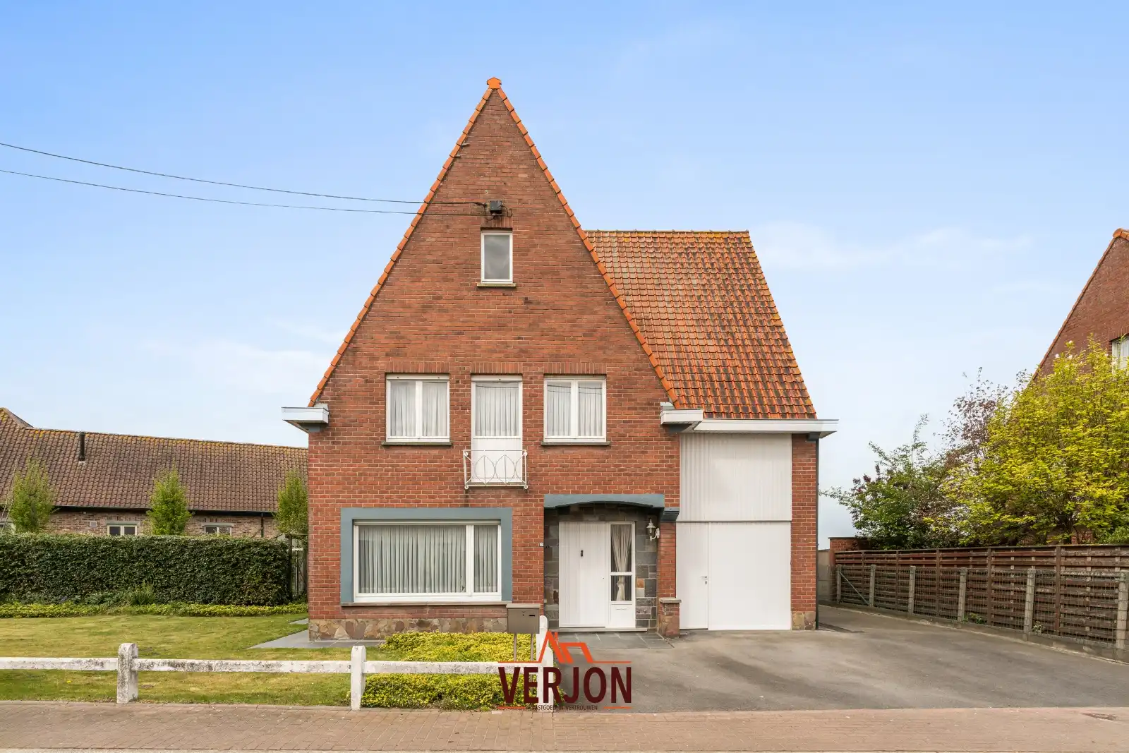 Ruime gezinswoning met 4 slaapkamers, grote garage en zonnige tuin foto 2