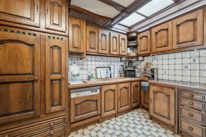 Hooglede- Opbrengsteigendom van 3 verhuurde sterk gebouwde woningen met 3 slaapkamers in het centrum van Hooglede gelgen. Deels al vernieuwd. Potentieel met tuinen en parking. foto 12