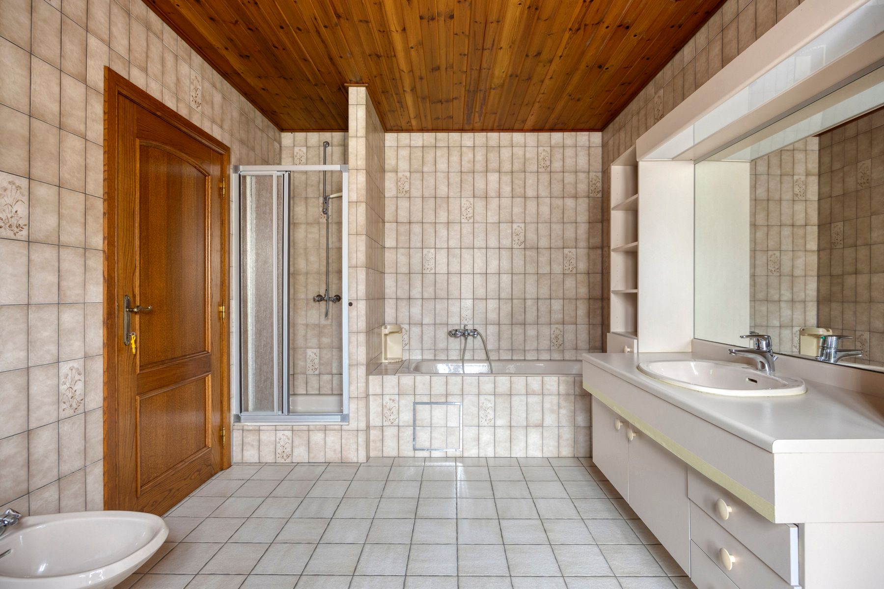 Karaktervolle te renoveren woning op perceel van 37a20ca! foto 12