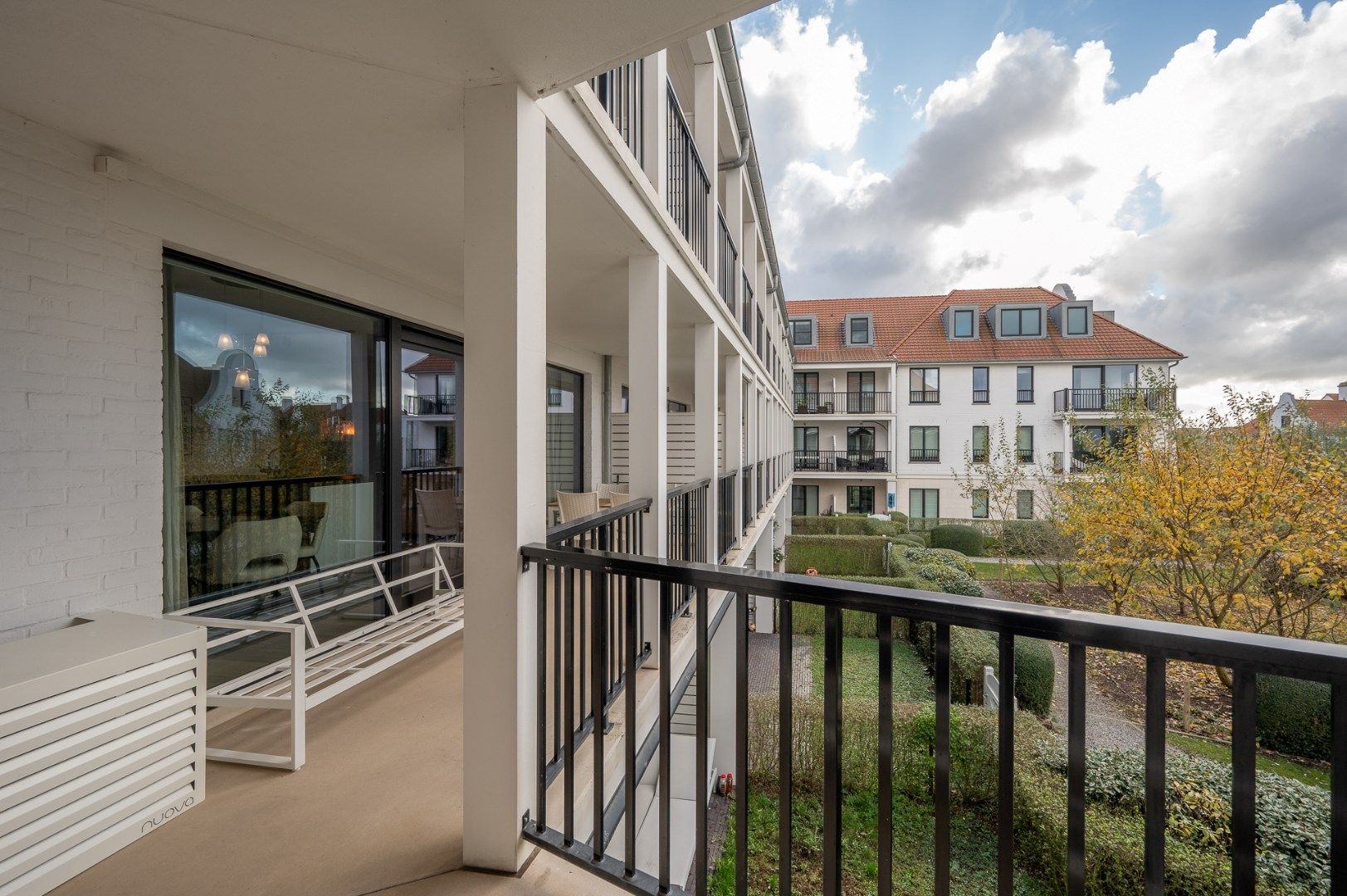 Zuidwest georiënteerd appartement met ruim terras en open zicht op het Emile Raespad te Duinenwater foto 4