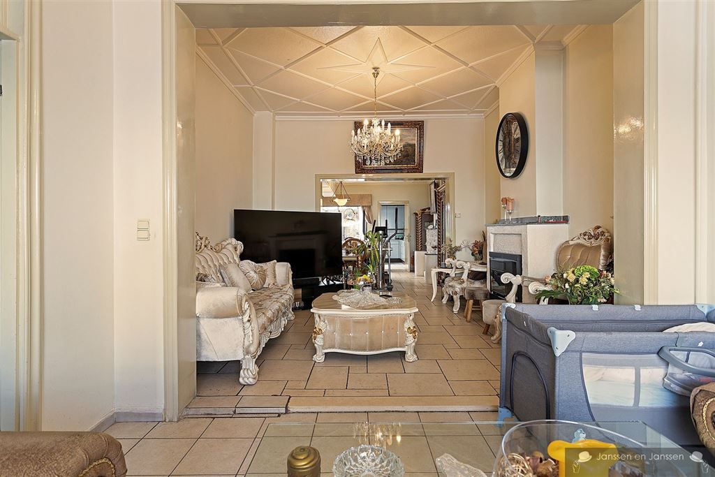 Zeer ruim huis met hoge plafonds, tuin en vier slaapkamers foto 6