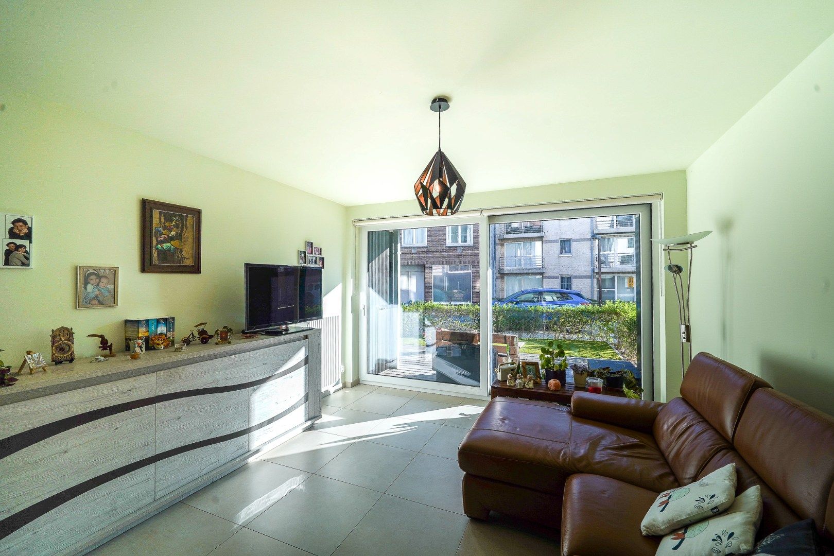 Instapklaar 2-slaapkamer appartement met voortuin en terras foto 4