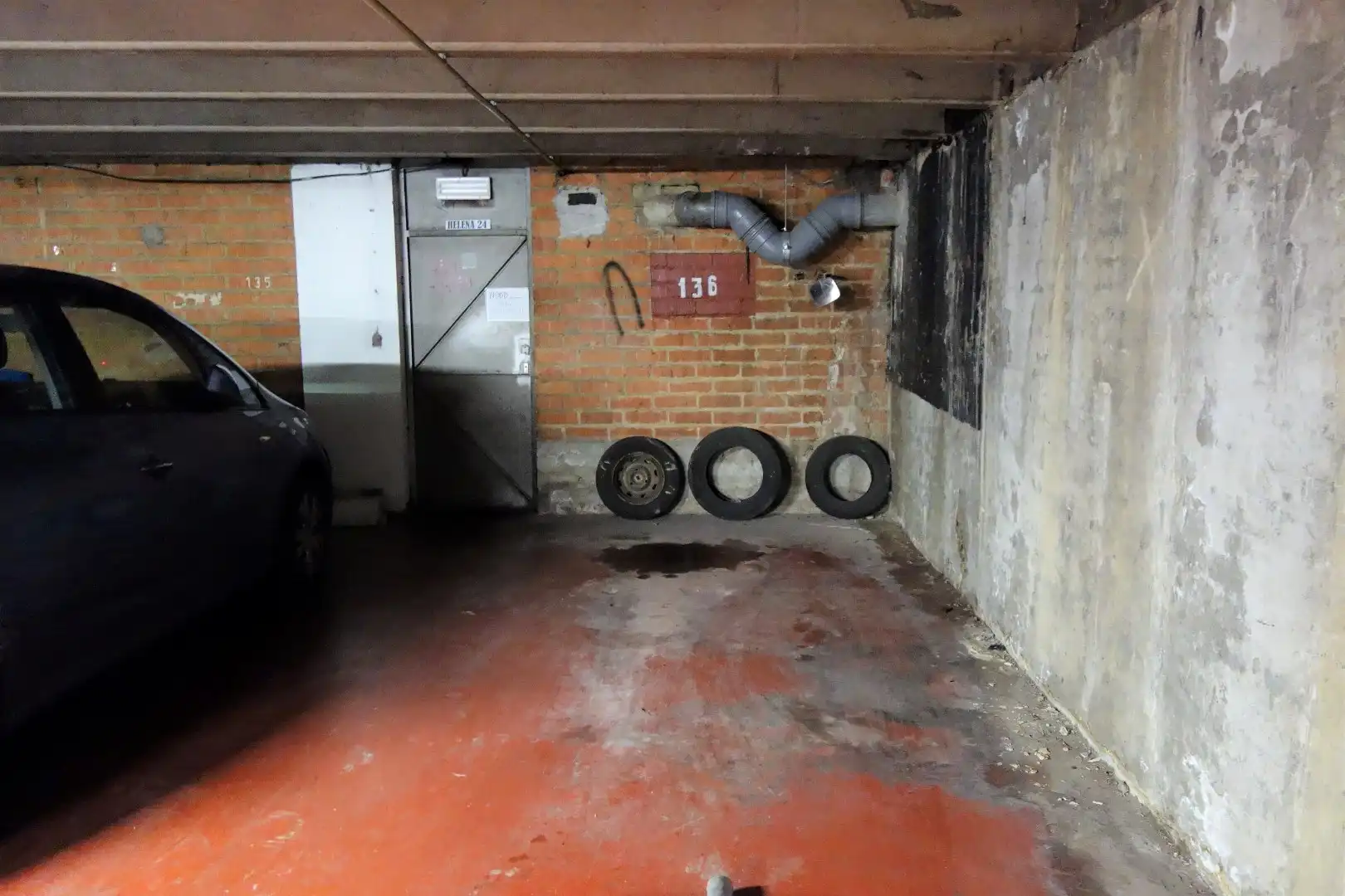 Ondergrondse parkeerplaats te Antwerpen foto {{pictureIndex}}