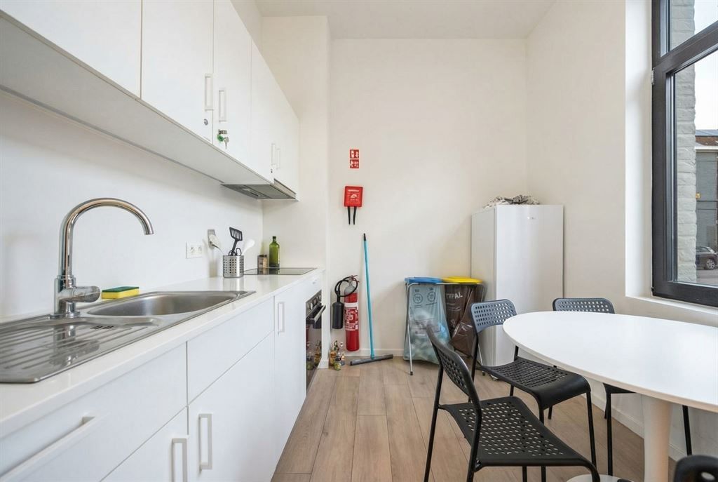 Opbrengsteigendom met 5 gerenoveerde studentenkamers foto 12