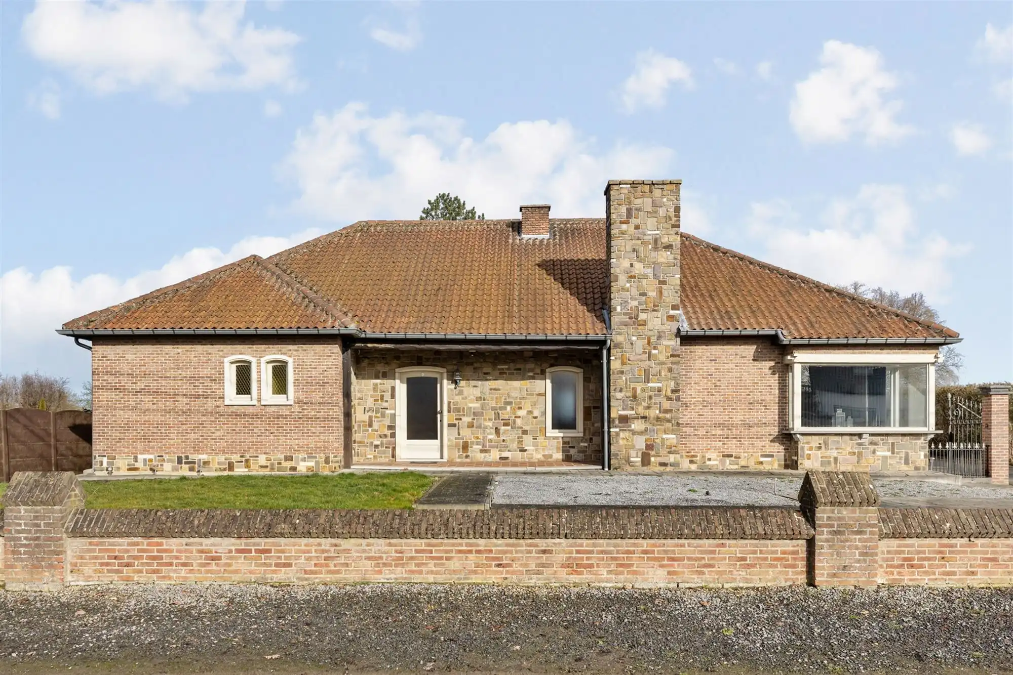 Hoofdfoto van de publicatie: KARAKTERVOLLE GELIJKVLOERSE WONING (246M²) OP EEN PERCEEL VAN 25A41CA TE HALEN