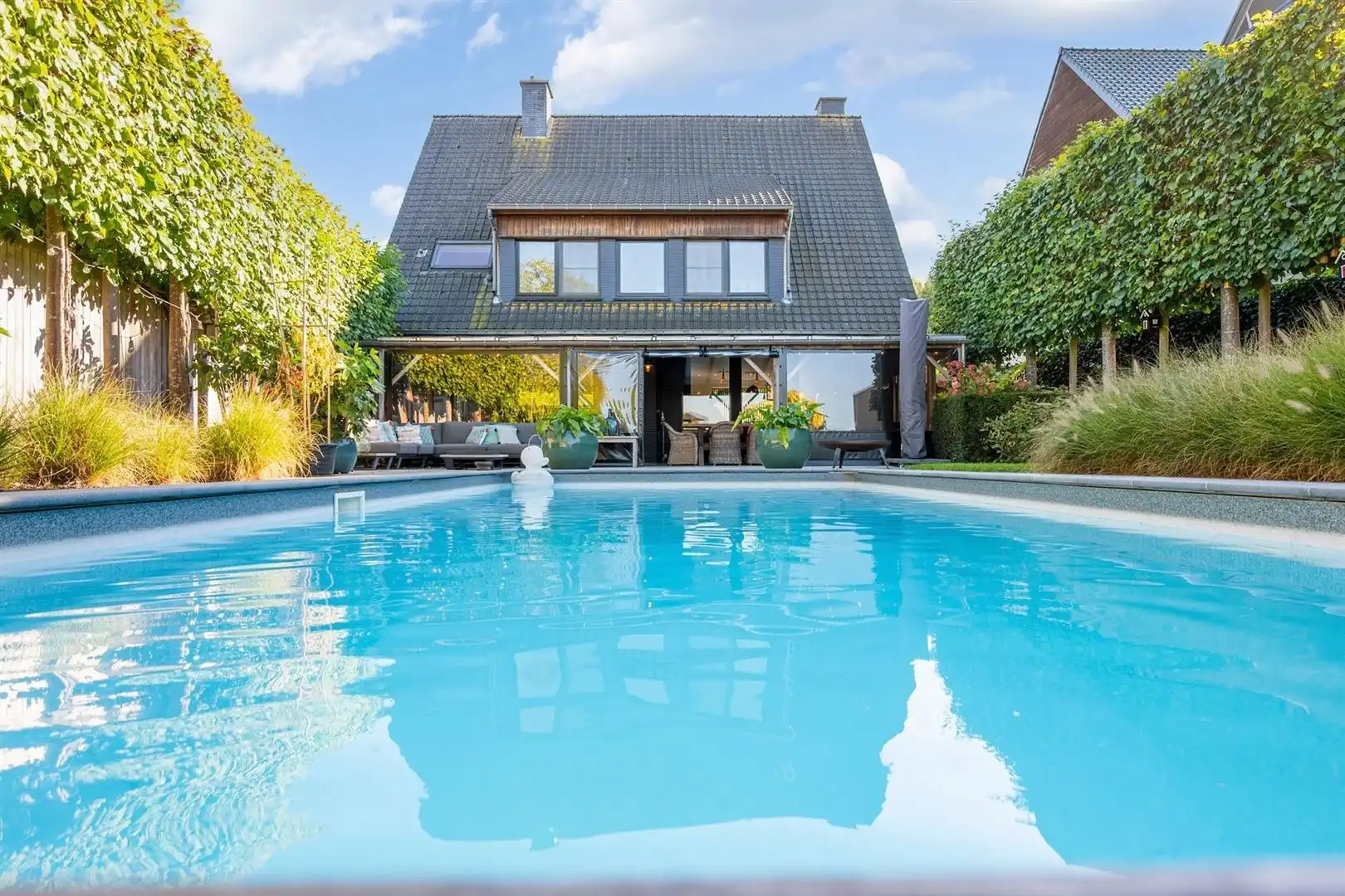 Statige woning met zwembad en 5 slaapkamers foto {{pictureIndex}}