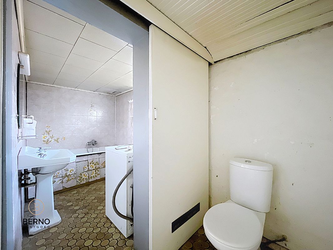 Te renoveren, ruime rijwoning met tuin en garageboxen foto 7