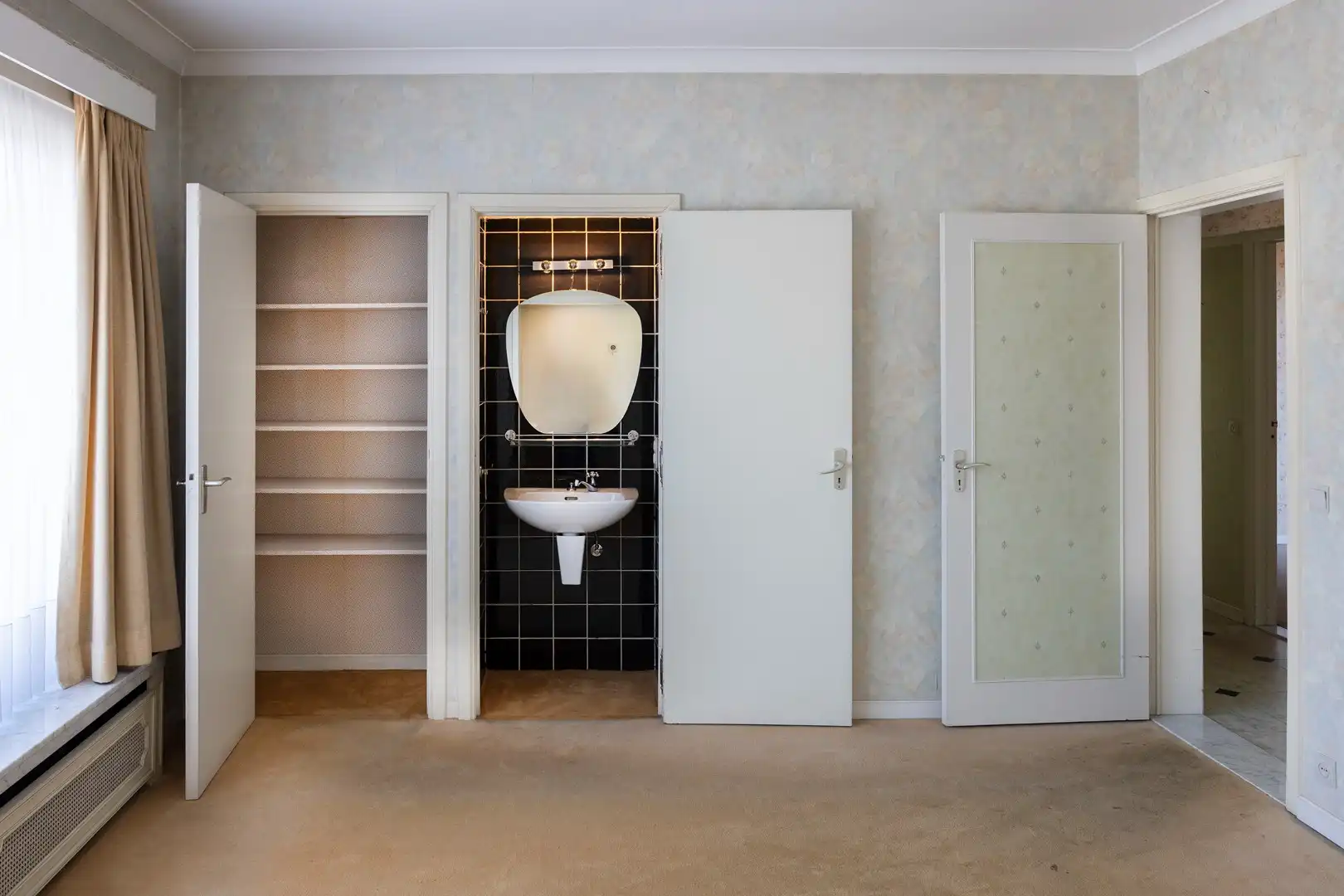 Ruim, te renoveren, appartement met 4 slpks en grote garage. foto 10