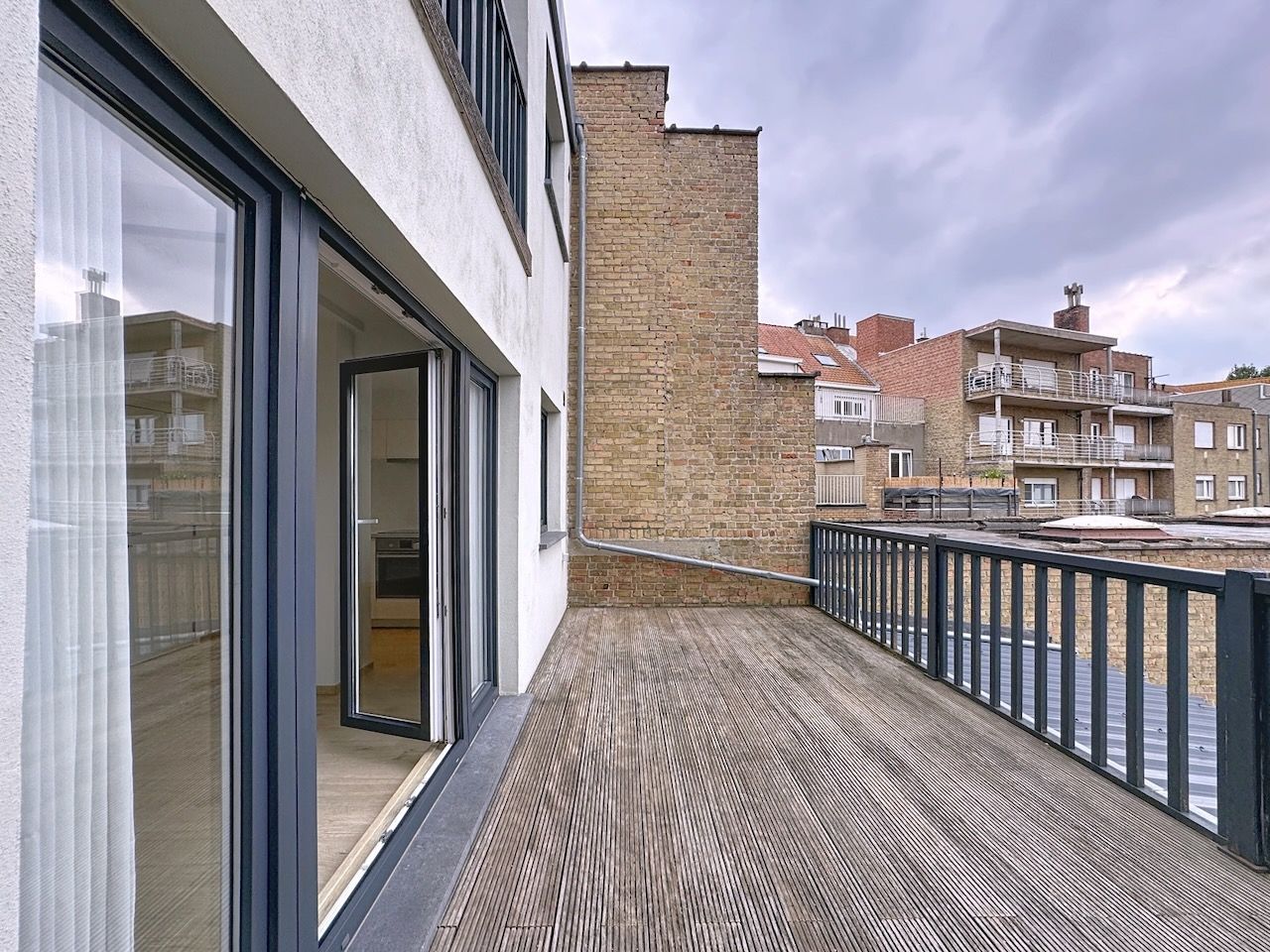 Lichtrijk één slaapkamer appartement met uitzonderlijk ruim west gericht terras. foto 14