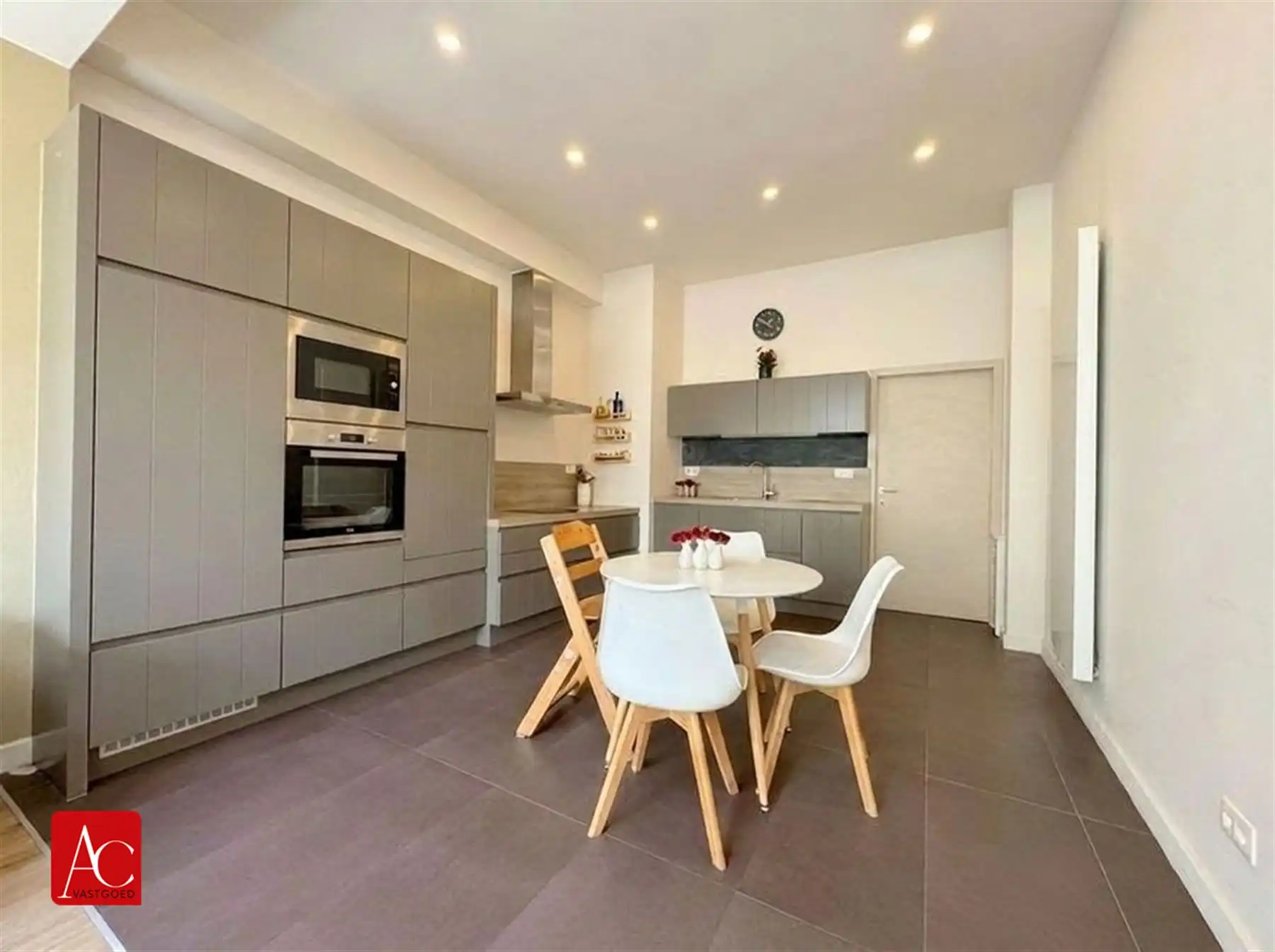Instapklare woning met 2 slaapkamers en afgewerkte zolder foto 2