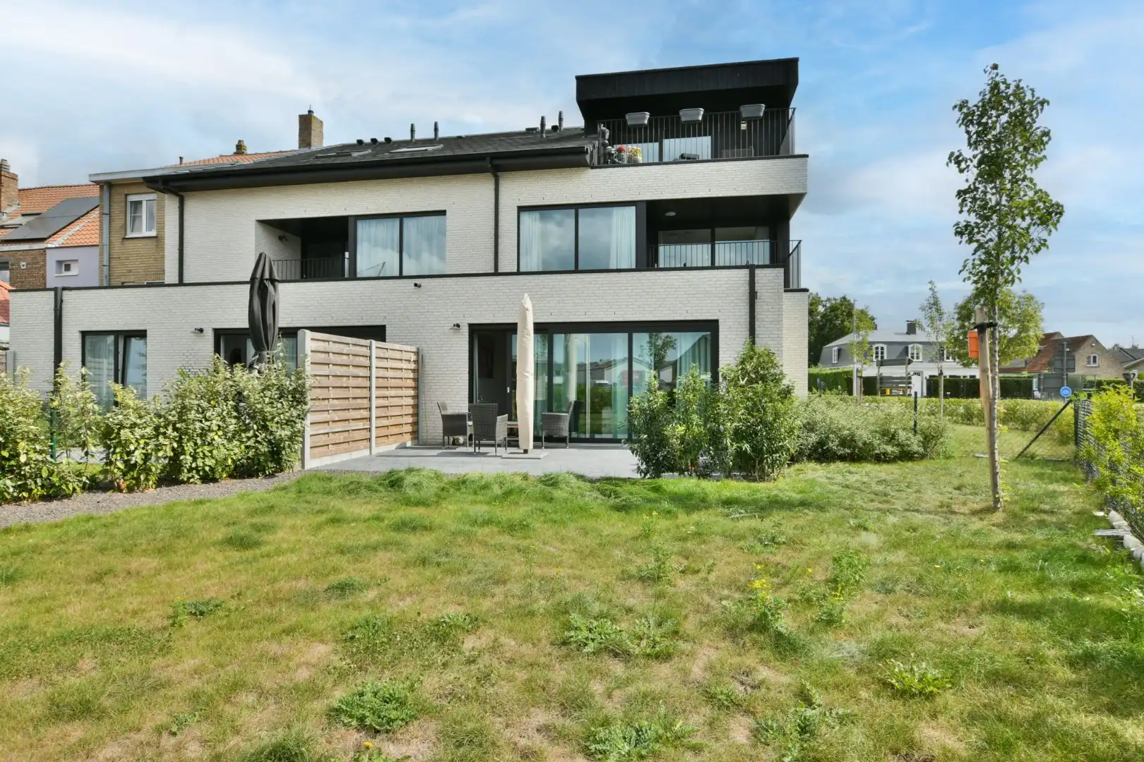 Gelijkvloers nieuwbouwapp met 2 slpks, tuin en garage te Brugge foto {{pictureIndex}}