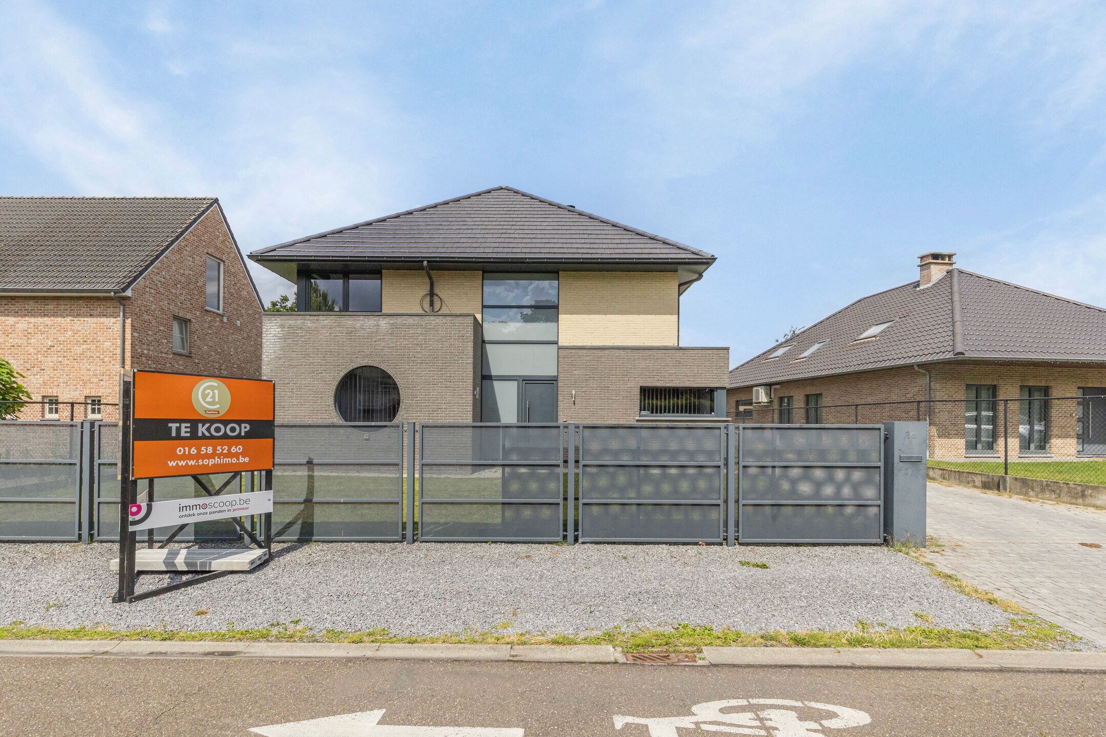 Zeer ruime woning met 4 slaapkamers op 12 are foto {{pictureIndex}}