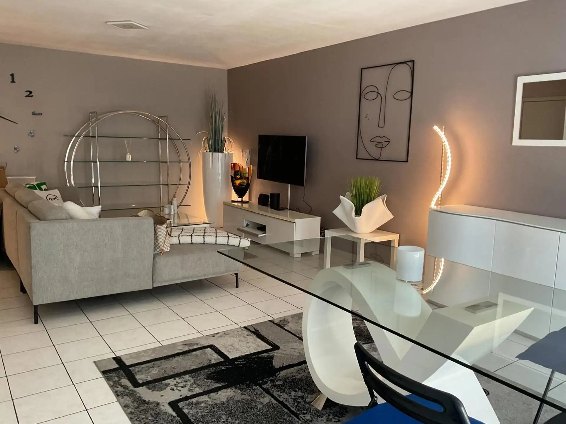 Instapklaar appartement met 2 slaapkamers en 2 terrassen foto 3